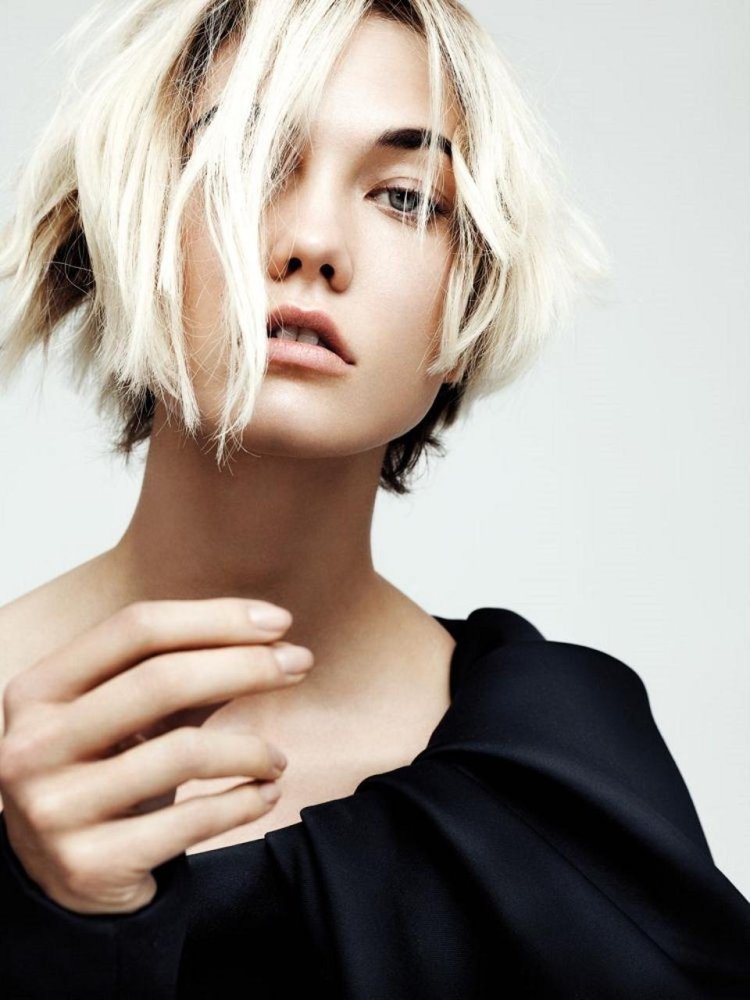 Карли Клосс с короткой стрижкой