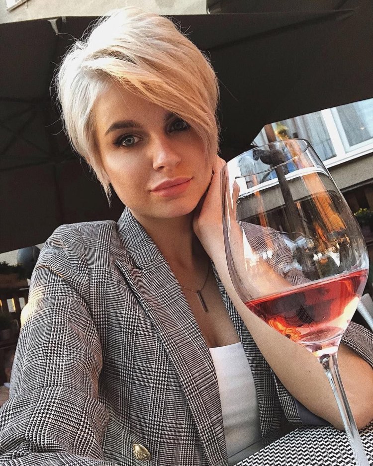 Блондинка с короткой стрижкой