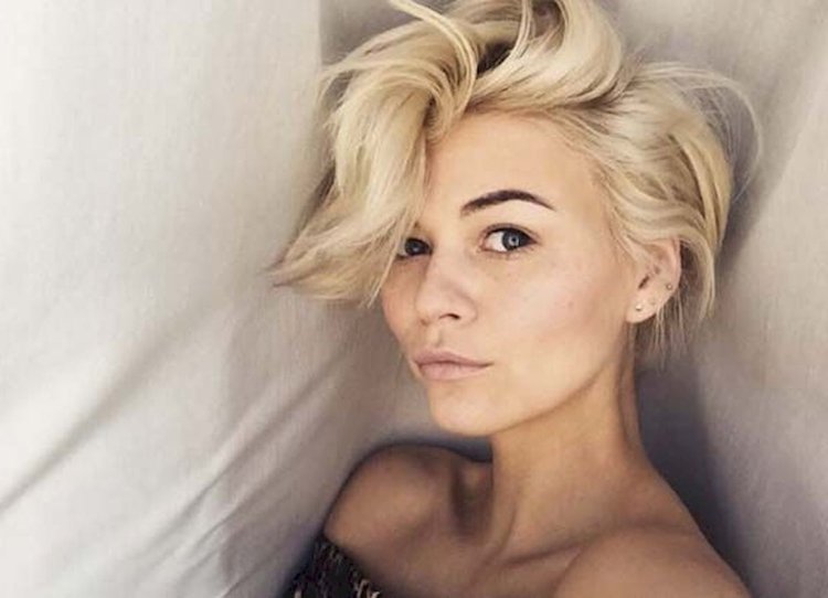 Короткая стрижка растрепанная блондинка