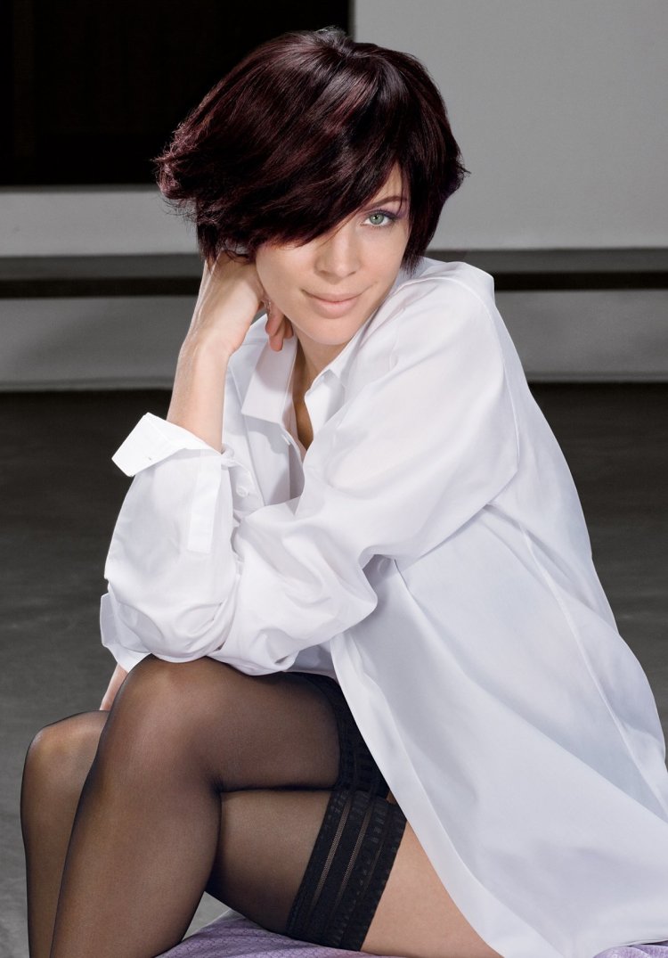 Брюнетки с короткими волосами в чулках