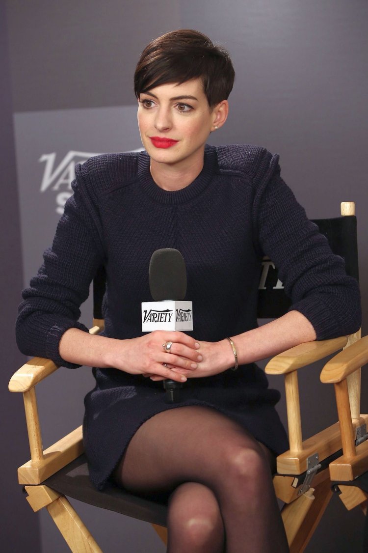 Энн Хэтэуэй с короткой