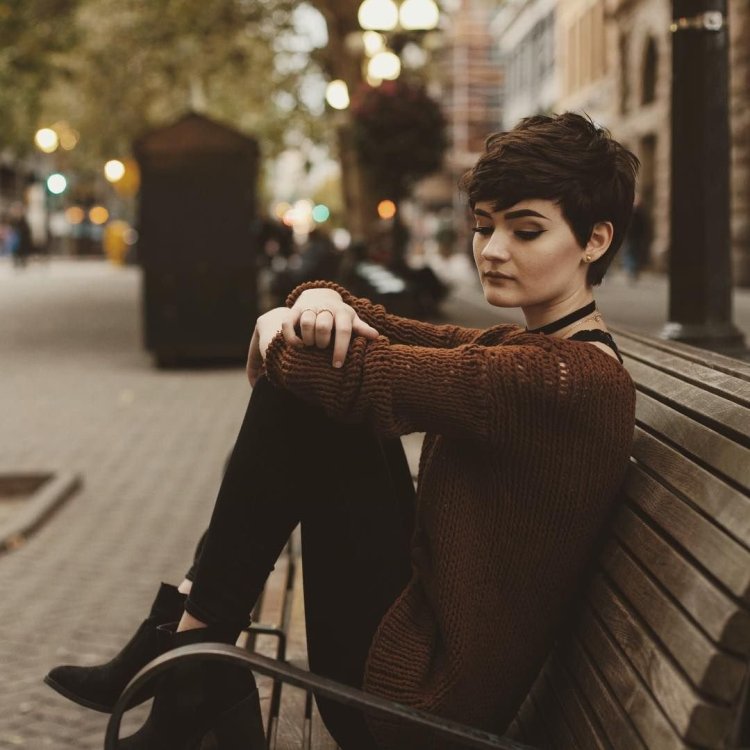 Девушка с короткой стриэке на улице