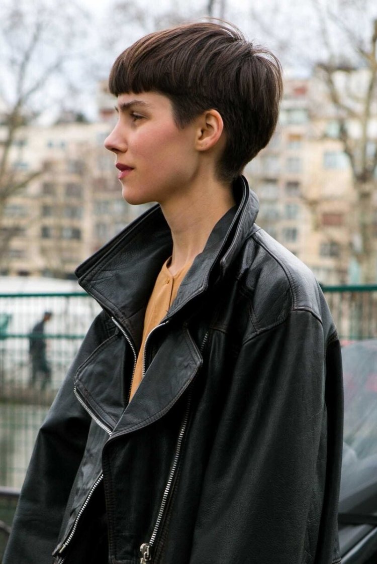 Брюнет с короткой стрижкой