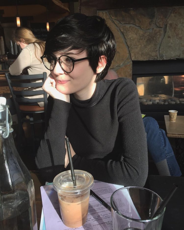 Девушка с короткой стрижкой АО чках