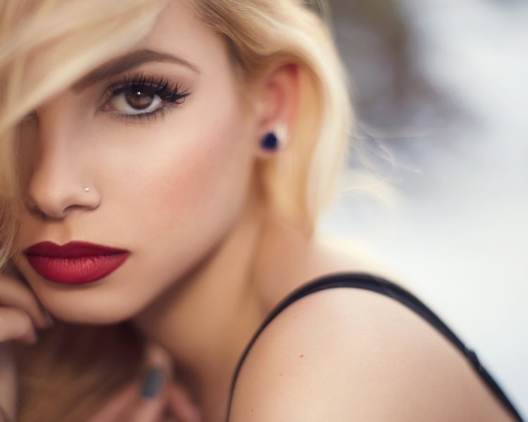 Блондинка с накрашенными губами