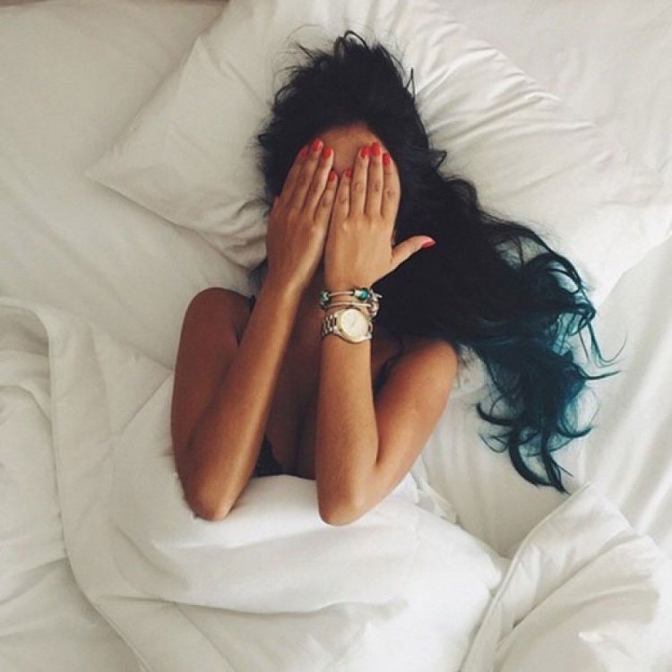 Брюнетка с закрытым лицом