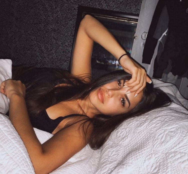 Девушка в постели Любительское