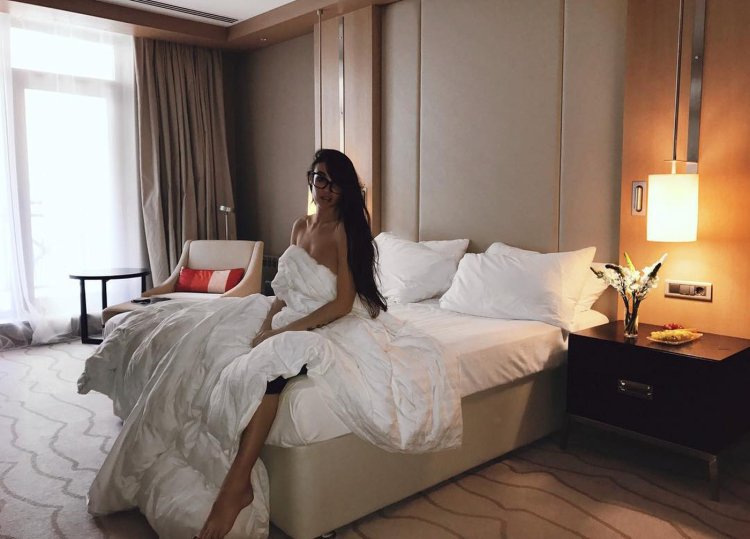 Алёна Водонаева на кровати