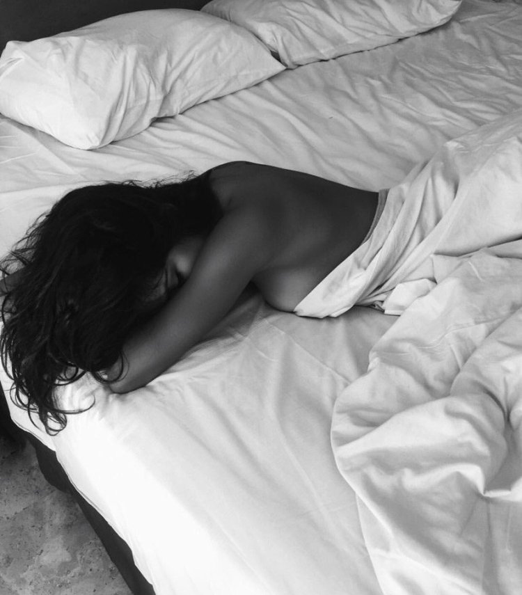 Фото брюнетки в постели