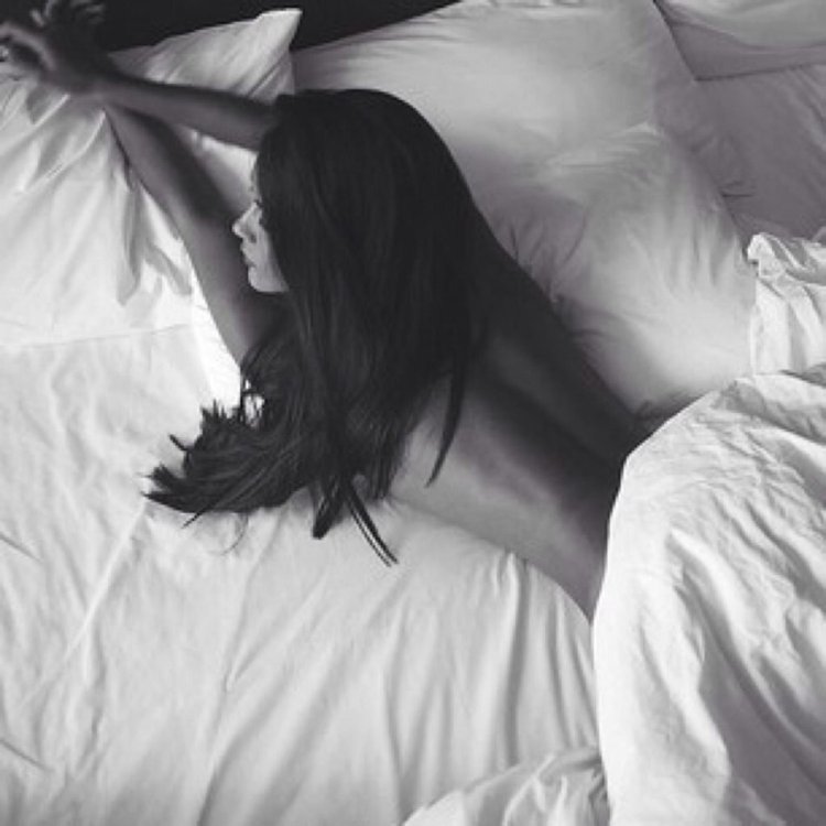 Девушка в белой постели