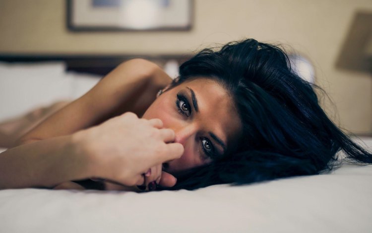 Брюнетка лежит