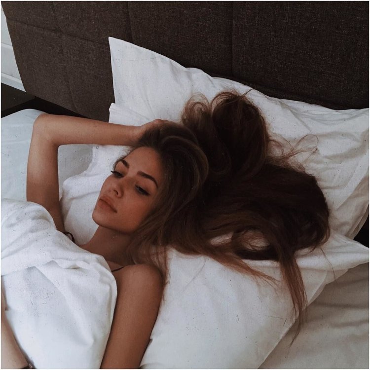 Сонная девушка