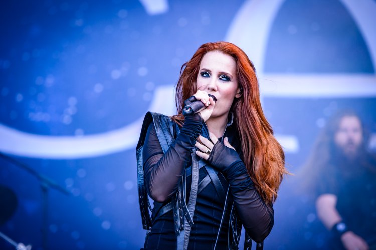 Солистка группы Эпика