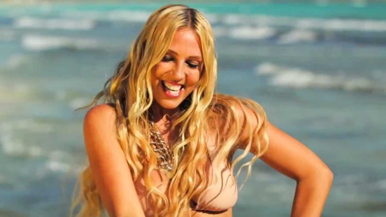 Голландская певица Loona