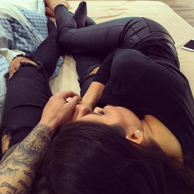 Брюнет и брюнетка