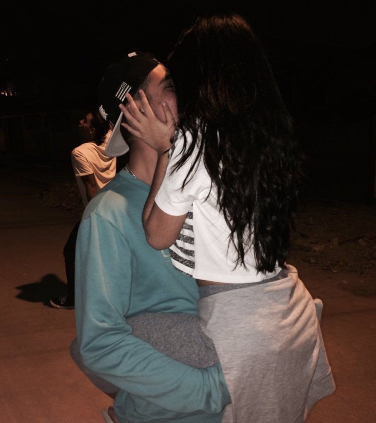 Девушка с черными волосами с парнем