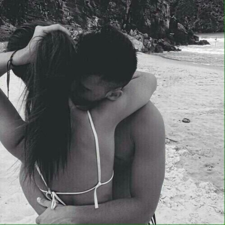 Брюнет и брюнетка пара