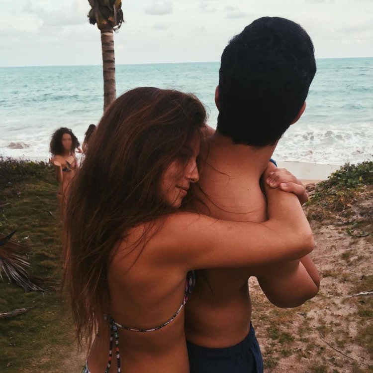 Парень и девушка обнимаются на море