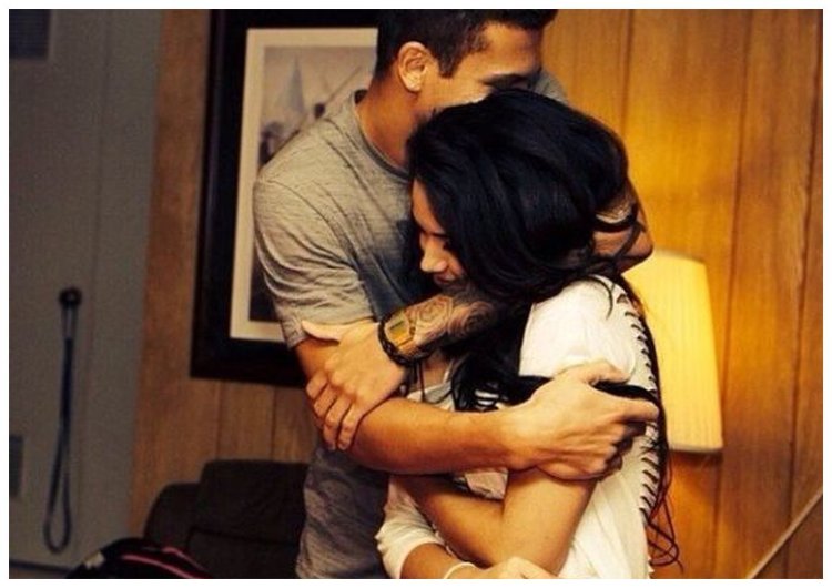 Девушка брюнетка с парнем