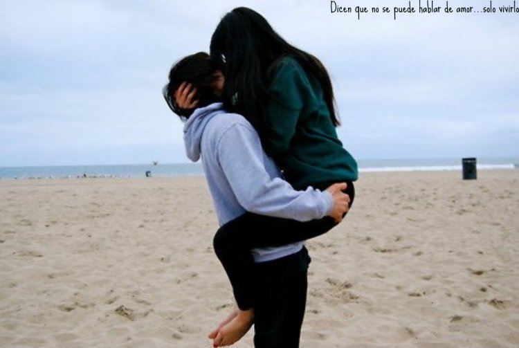 Девушка брюнетка с парнем со спины