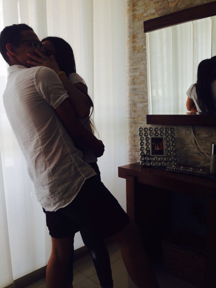 Брюнетка с парнем обнимаются