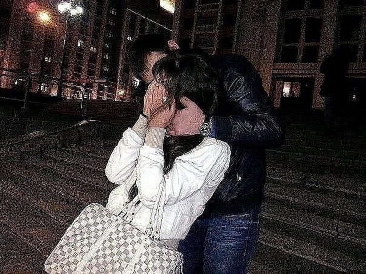 Брюнетка с парнем со спины