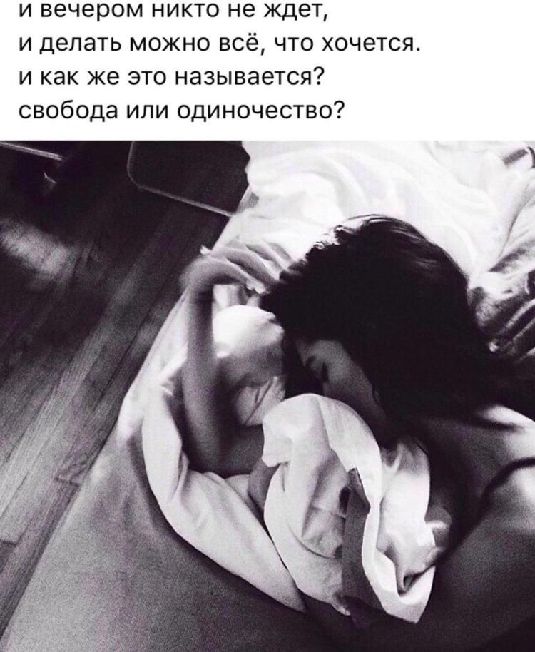 Брюнетка с парнем в кровати