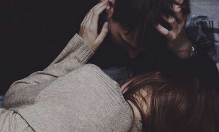 Парень с девушкой обнимаются без лица