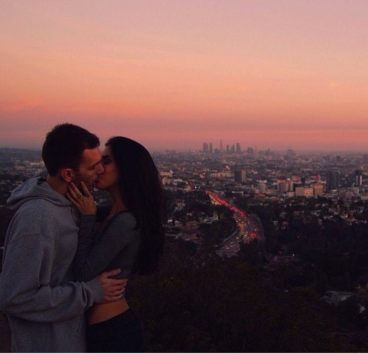 Брюнетка с парнем обнимаются