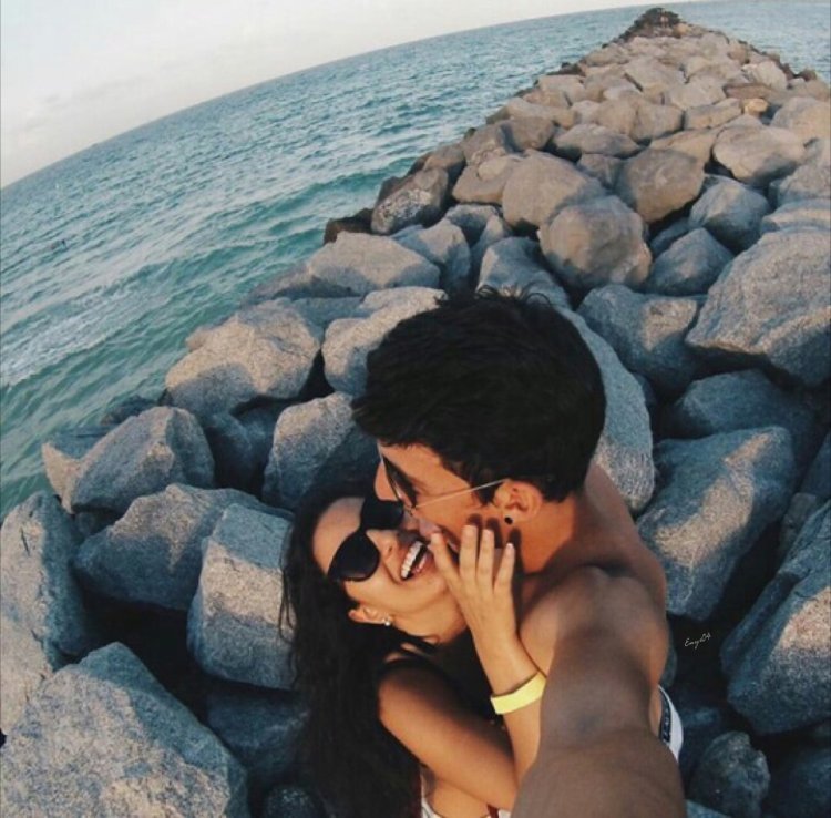 Красивая брюнетка с парнем