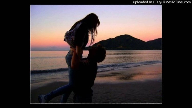 Брюнетка с мужчиной со спины