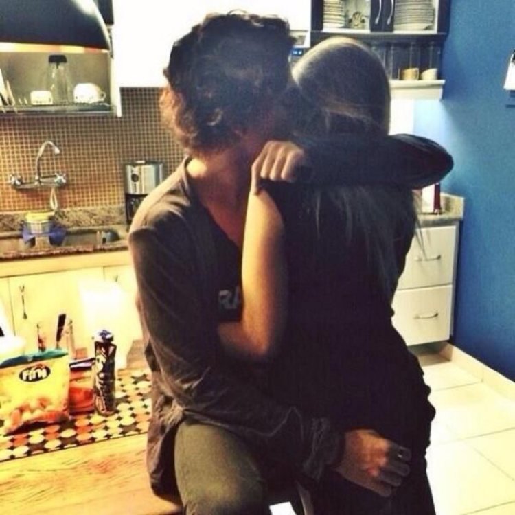 Парень обнимает брюнетку