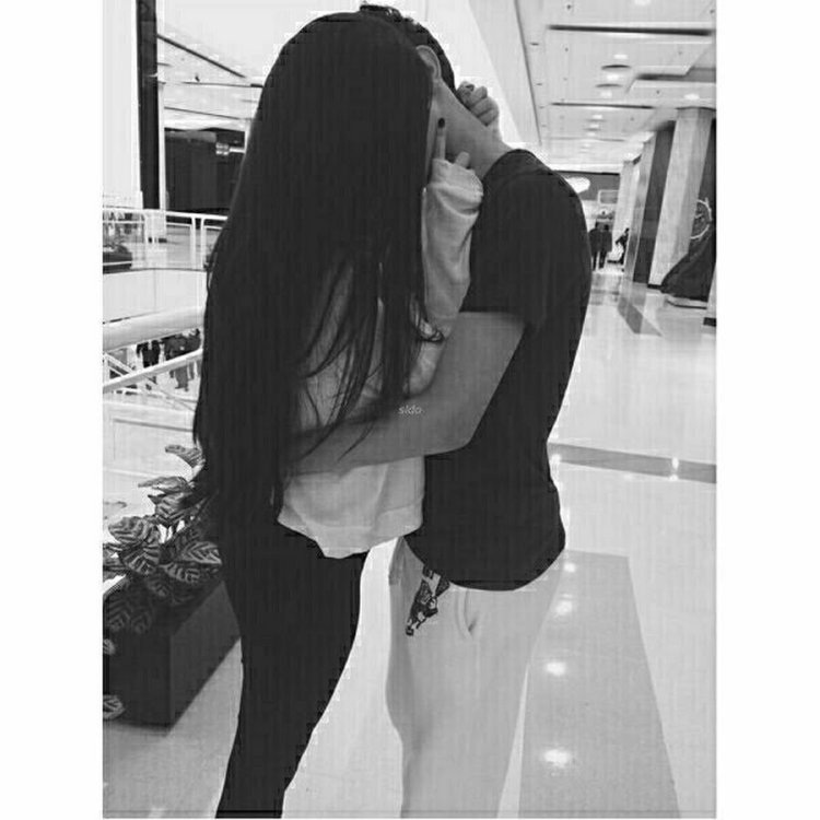 Девушка с длинными черными волосами и с парнем