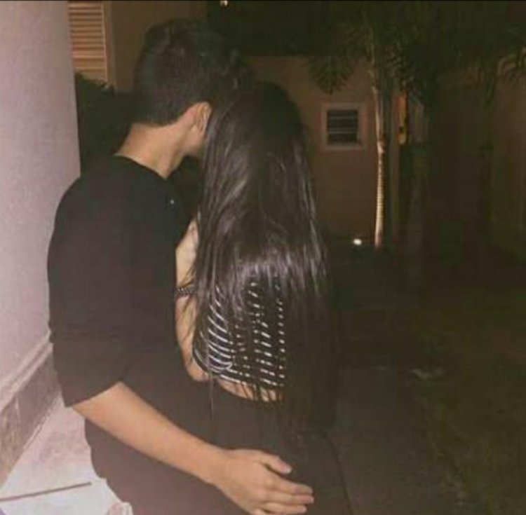 Девушка брюнетка с парнем