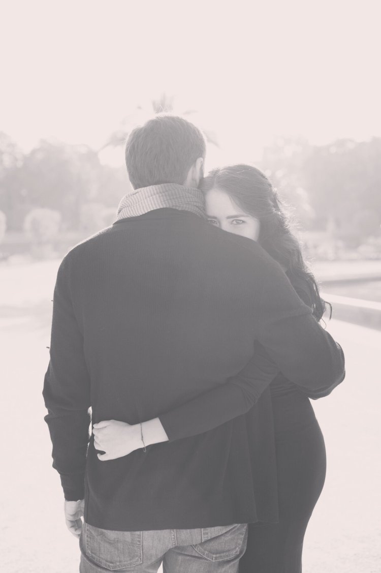 Девушка со спины брюнетка с мужчиной