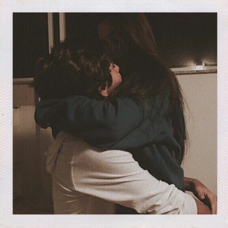 Пара обнимается без лиц