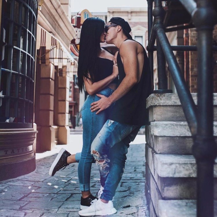 Красивая брюнетка с мужчиной