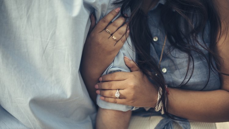 Девушка обнимает руку парня