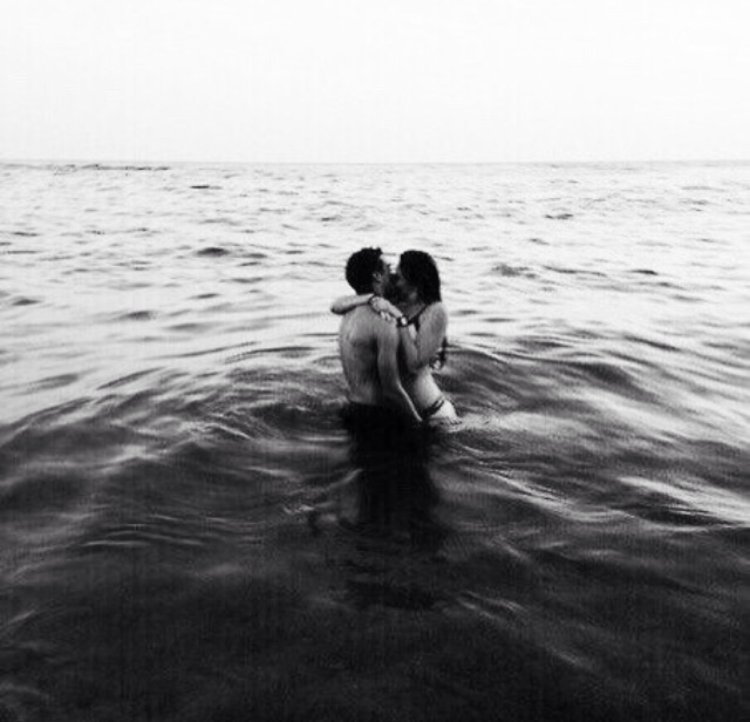 Парень и девушка в воде