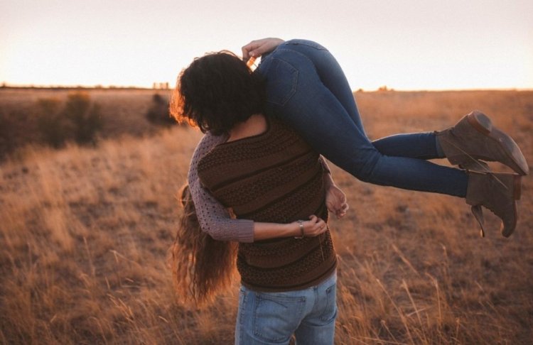 Парень обнимает девушку