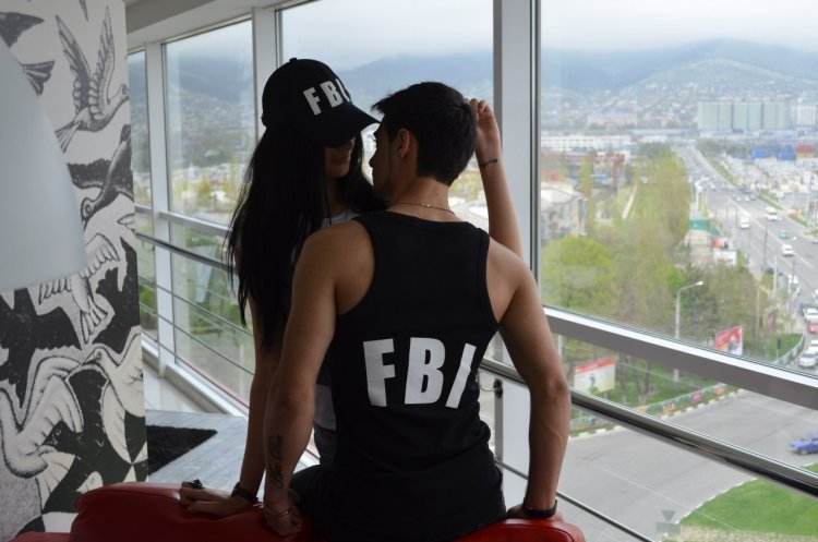 Парень в кепке с девушкой