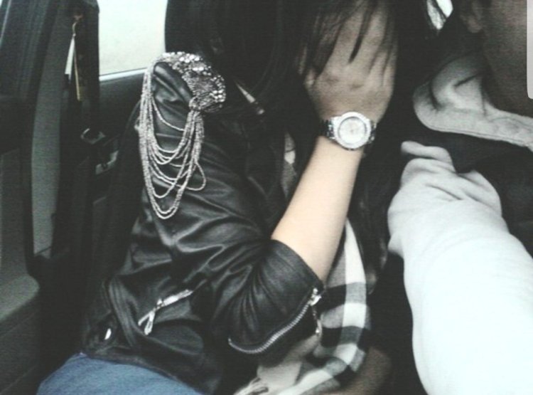 Девушка с чёрными волосами со спины с парнем