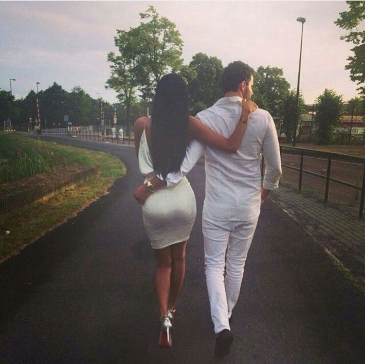 Брюнетка с парнем со спины