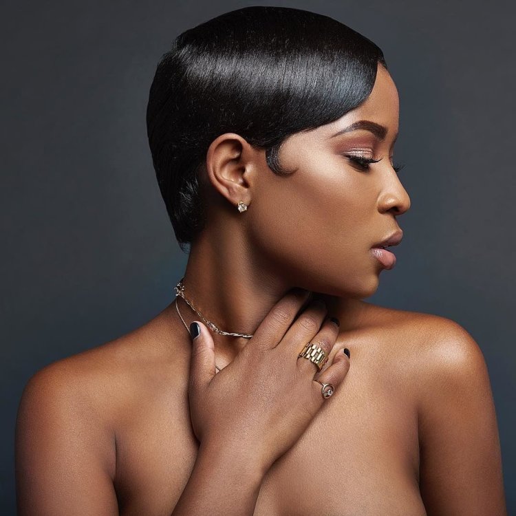 Чернокожая девушка с короткими волосами