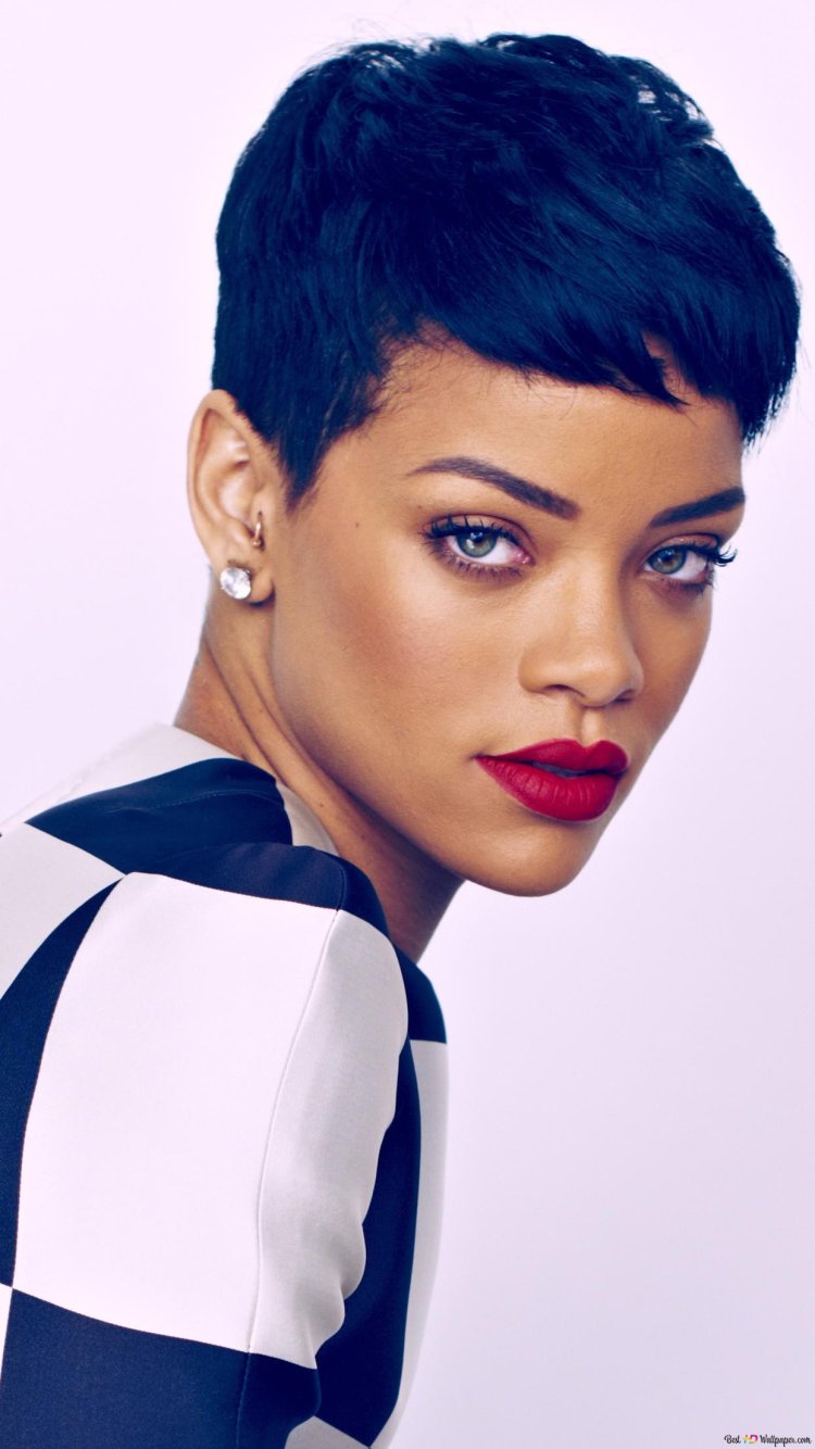 Певица Рианна с короткой стрижкой