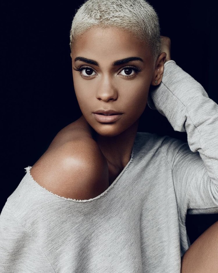 Мулатка с белыми волосами