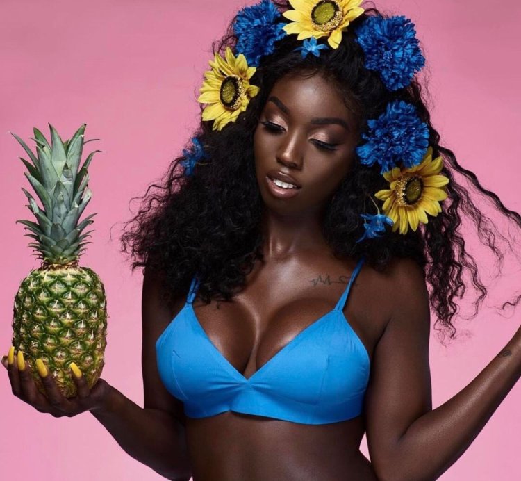 Темнокожая девушка с цветами