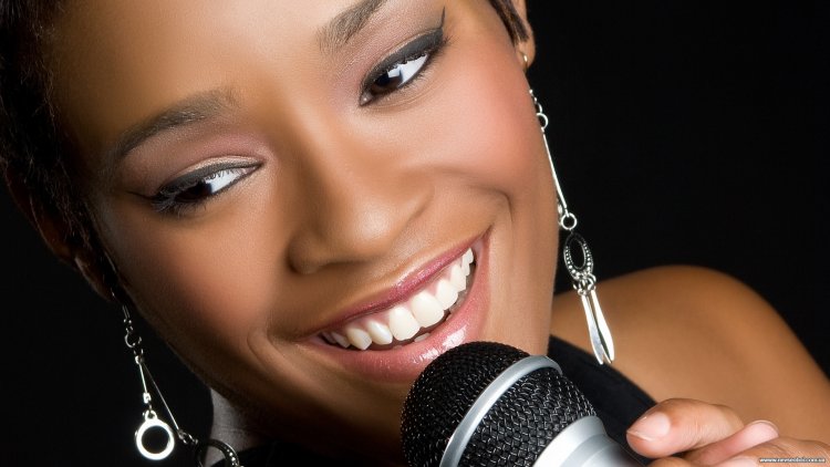 Девушка с микрофоном