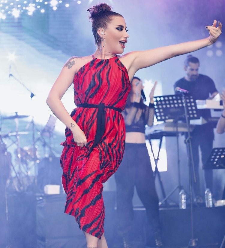 Турецкая певица Шахсенем