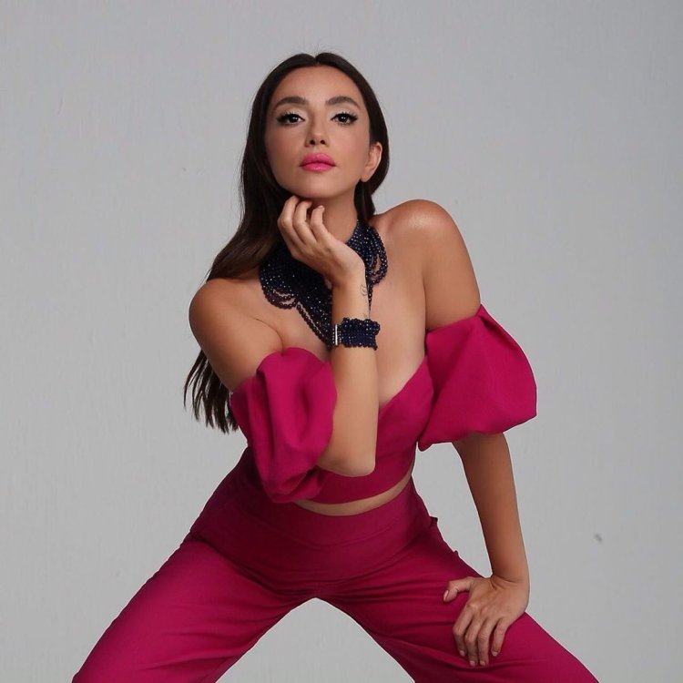 Öykü Gürman певец